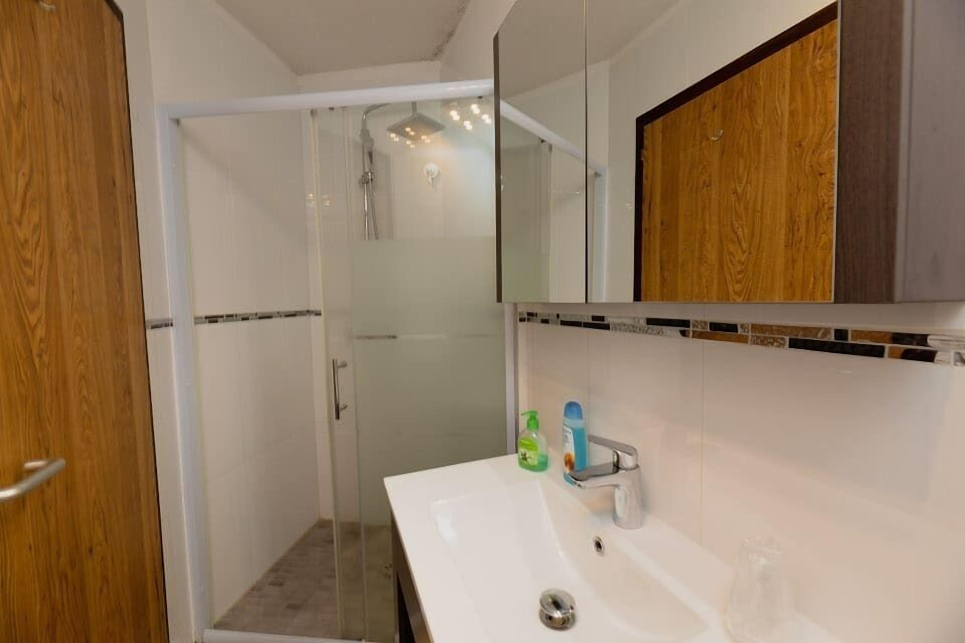 standard triple room | bathroom | towels