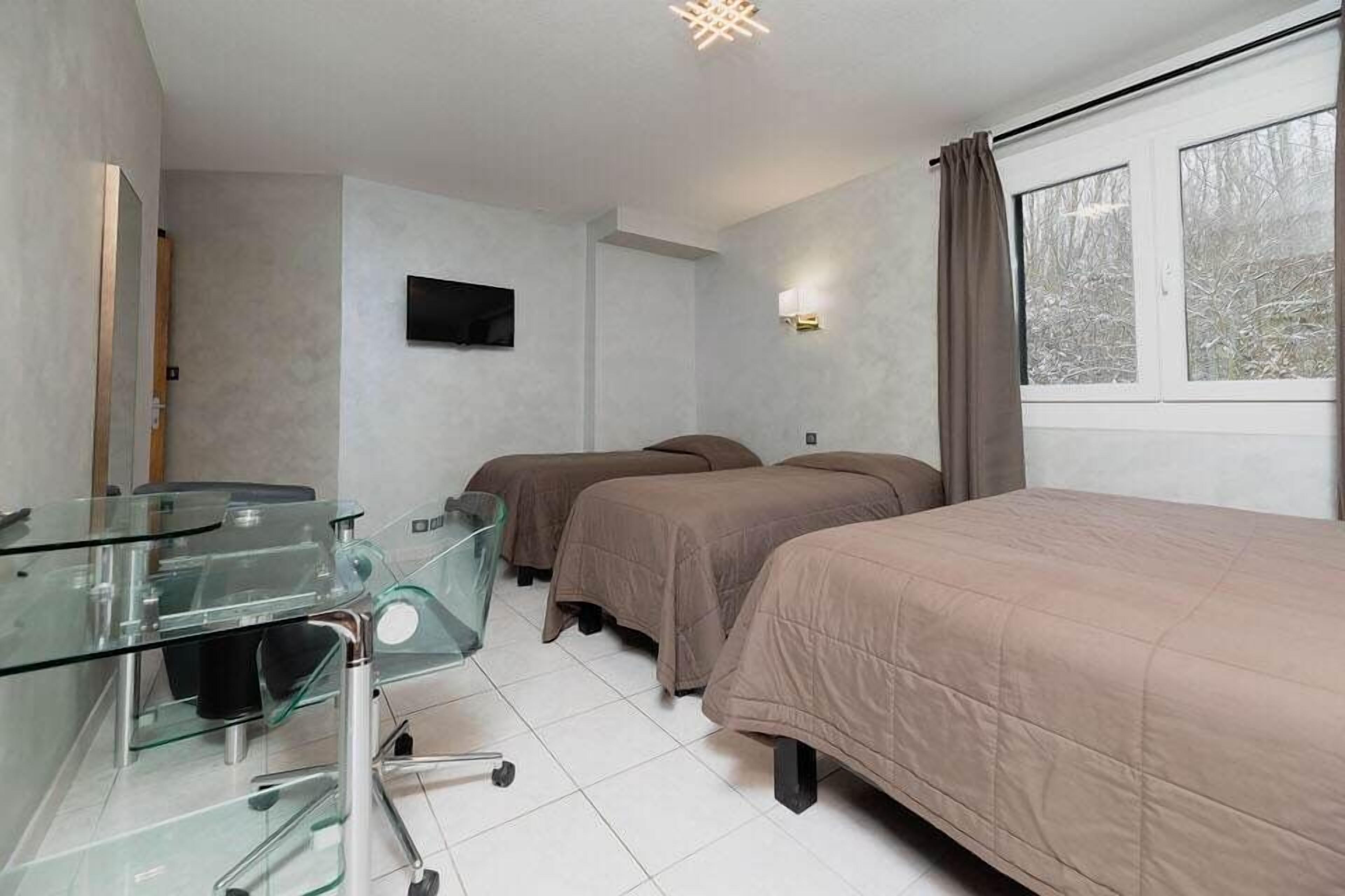 family room | cots/infant beds, rollaway beds, free wifi, bed sheets