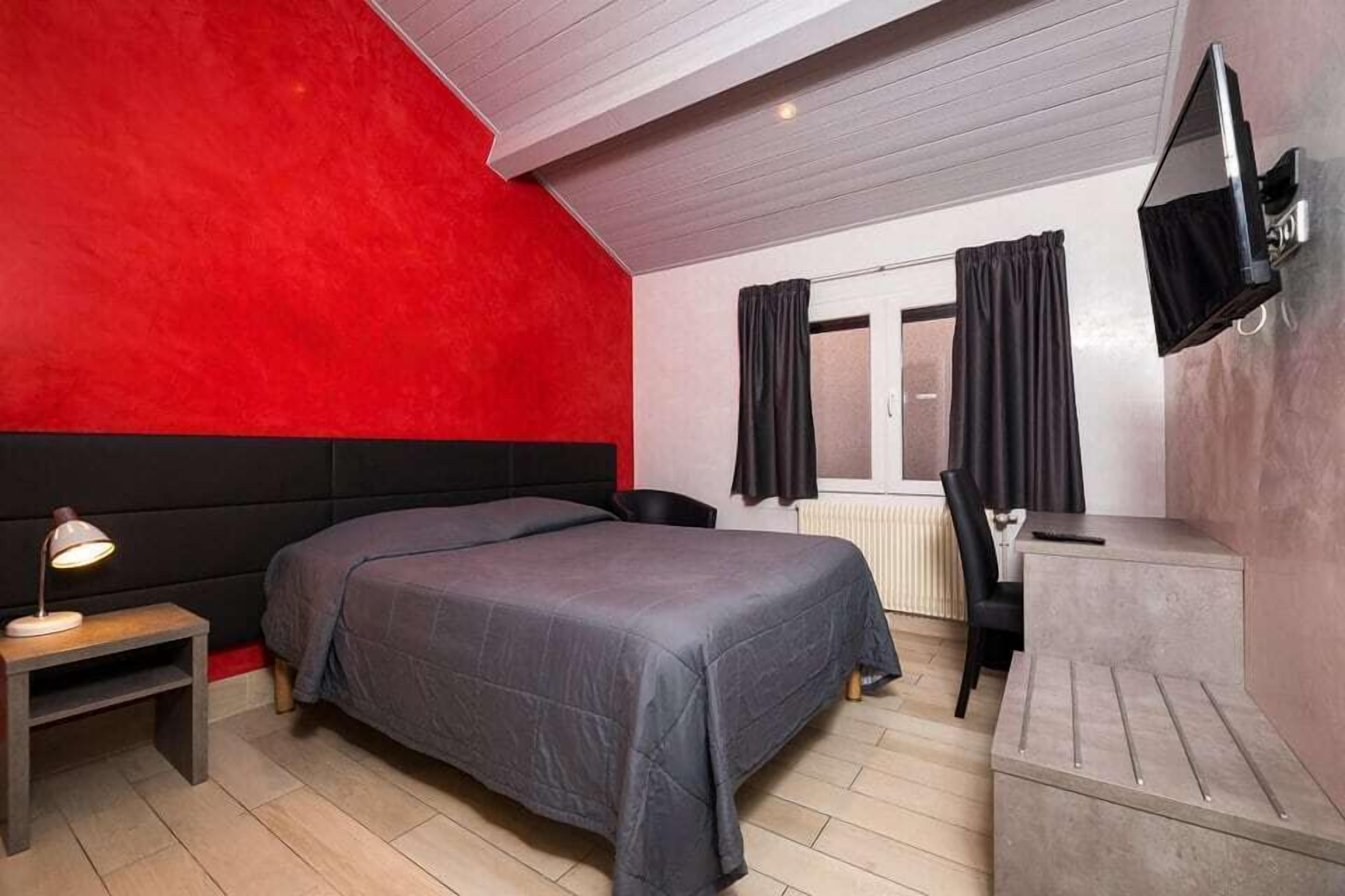 cots/infant beds, rollaway beds, free wifi, bed sheets