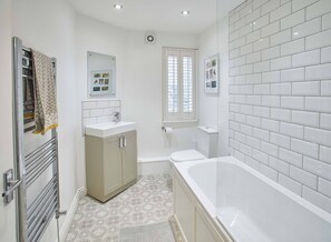 Two-Bedroom Apartment | Bathroom | Combined shower/tub, free toiletries, hair dryer, towels - The Gulls Nest (Whitby)