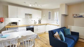 Luxury-Apartment | Essbereich im Zimmer