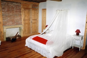 1 bedroom, individually decorated, individually furnished, rollaway beds