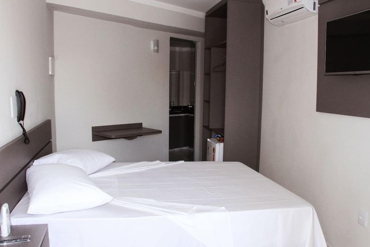 Standard-Doppel- oder -Zweibettzimmer | Minibar, Schreibtisch, kostenloses WLAN, Bettwäsche