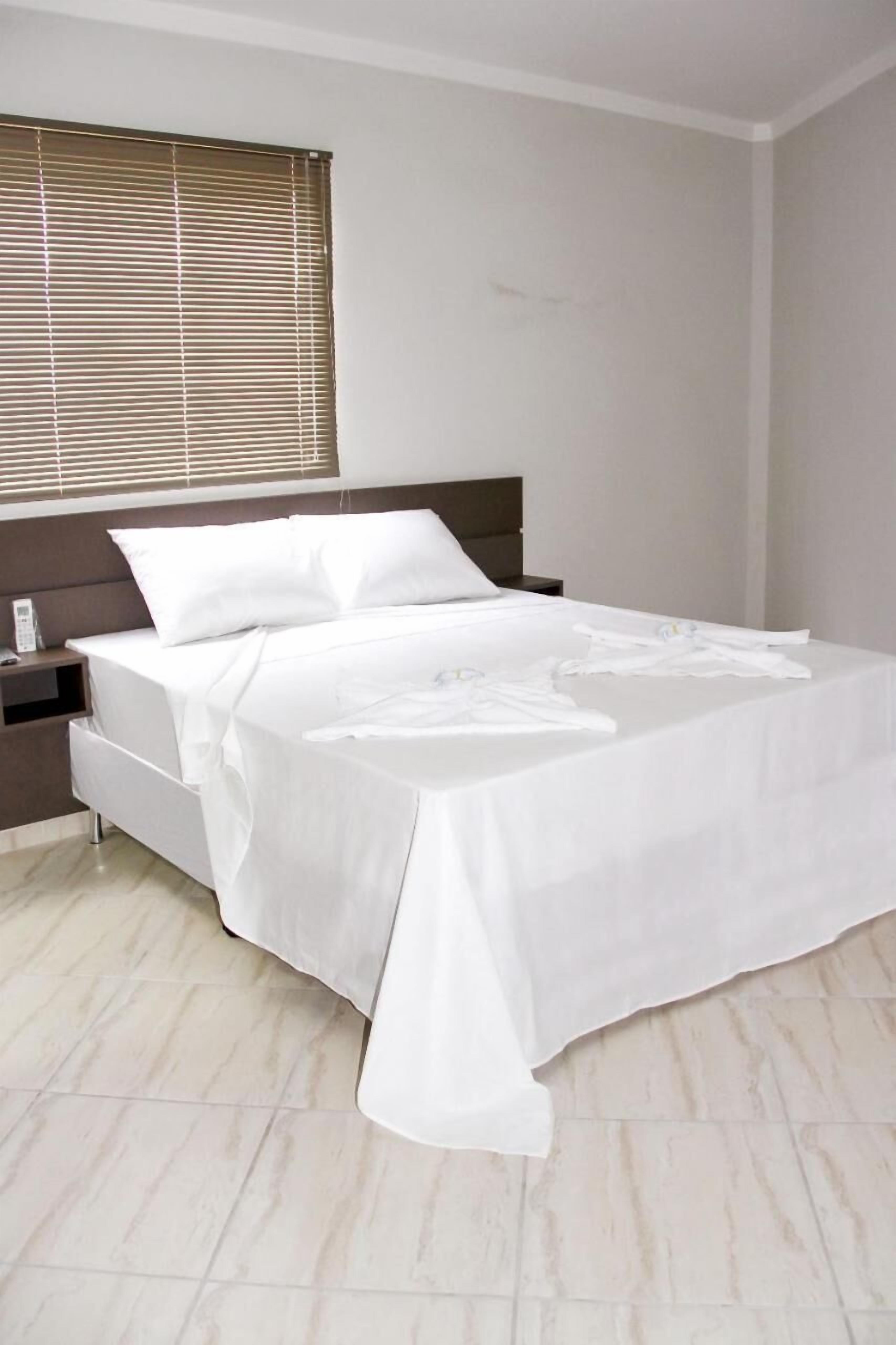 Frigobar, escrivaninha, Wi-Fi de cortesia, roupa de cama