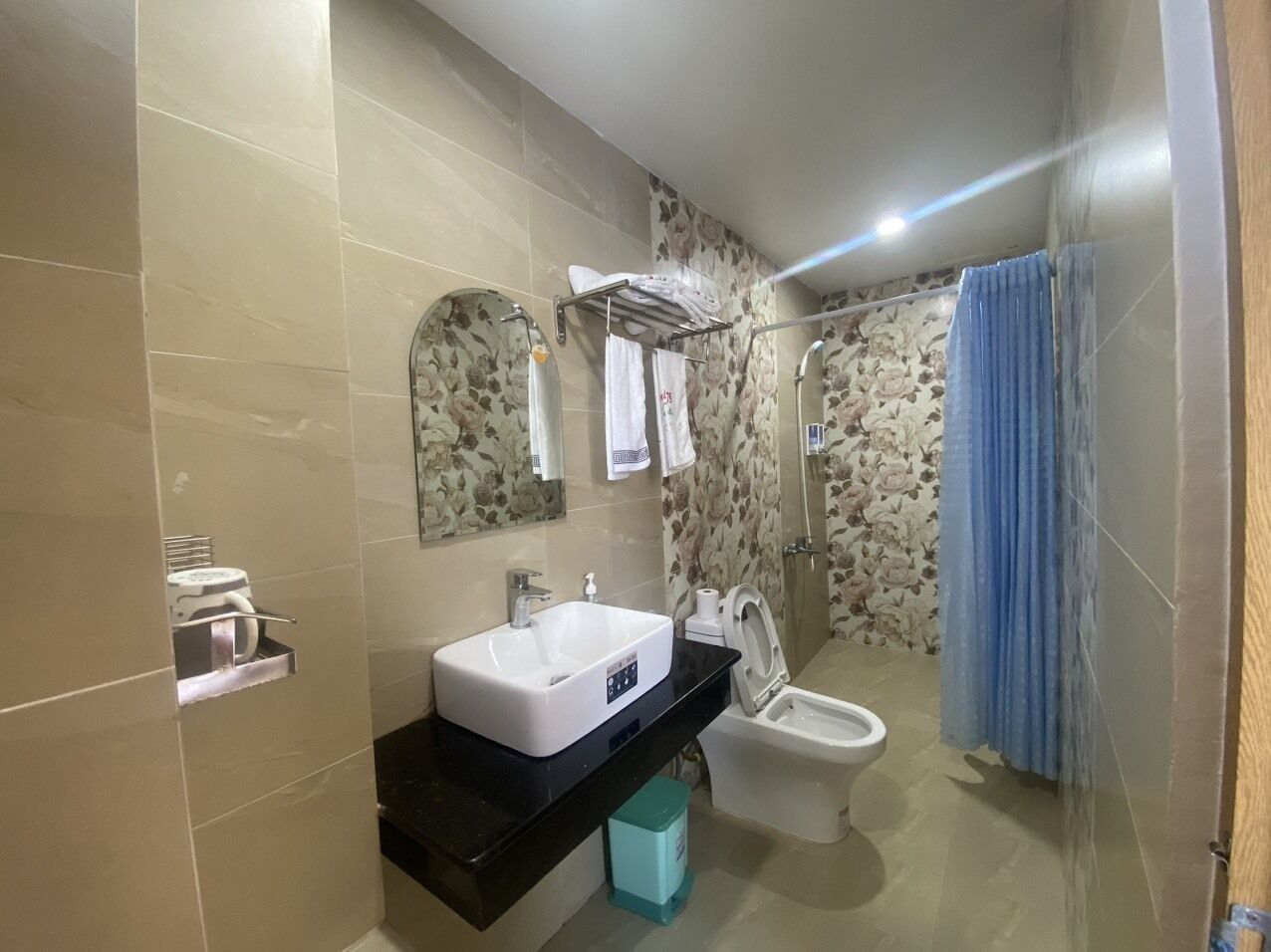 Single Room | Bathroom | Shower, free toiletries, hair dryer, slippers