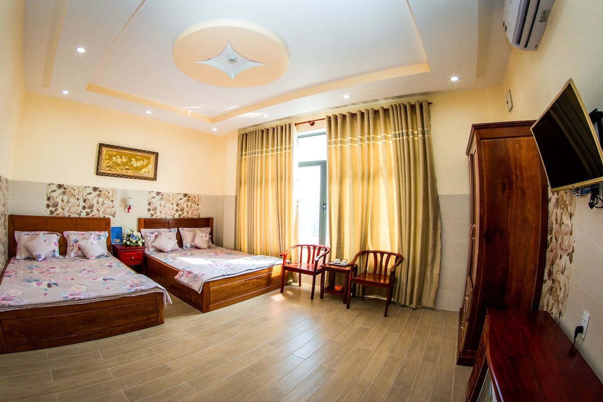 Minibar, rollaway beds, free WiFi, bed sheets