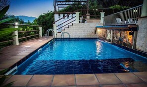 Seasonal outdoor pool, pool umbrellas, pool loungers - Villa Giorgos with Panoramic Sea View (Chania)