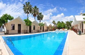 Bungalow | Buitenzwembad | Een buitenzwembad