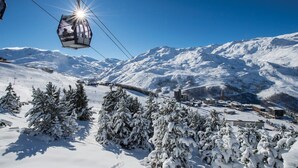 A snow-covered mountain landscape with a ski lift cable car in motion. - Chalet Privé,  proche de la Navette (Les Menuires)