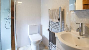 Luxury-Ferienhaus | Badezimmer | Duschwanne, kostenlose Toilettenartikel, Haartrockner, Handtücher