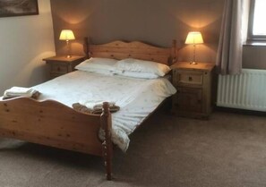 Quarto família, suíte | Wi-Fi de cortesia, roupa de cama