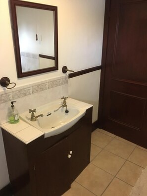 Shower, free toiletries, hair dryer, towels - Stone Cottage (Newcastle-upon-Tyne)