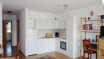 Kühlschrank, Ofen, Wasserkocher mit Kaffee-/Teezubehör, Wasserkocher