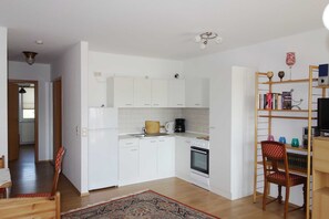 Fridge, oven, coffee/tea maker, electric kettle