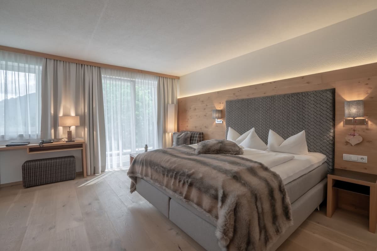 Deluxe Room | Hypo-allergenic bedding, in-room safe, blackout drapes, soundproofing
