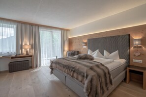 Deluxe Room | Hypo-allergenic bedding, in-room safe, blackout drapes, soundproofing - Post Hotel (See)