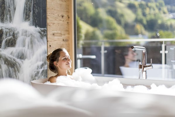 Hypo-allergenic bedding, in-room safe, blackout curtains, soundproofing - Post Hotel (See)