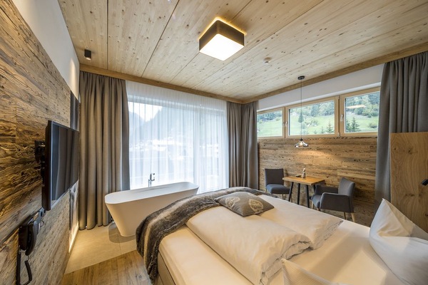 Honeymoon Room, 1 Bedroom | Hypo-allergenic bedding, in-room safe, blackout curtains, soundproofing