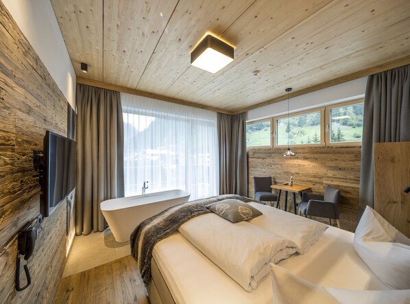 Häämatkahuone, 1 makuuhuone | Allergiatestatut vuodevaatteet, tallelokero huoneessa, pimennysverhot