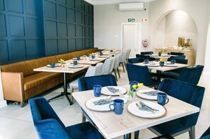 Petit déjeuner complet (150 ZAR par personne)