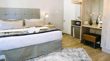 Minibar, coffres-forts dans les chambres, bureau, rideaux occultants