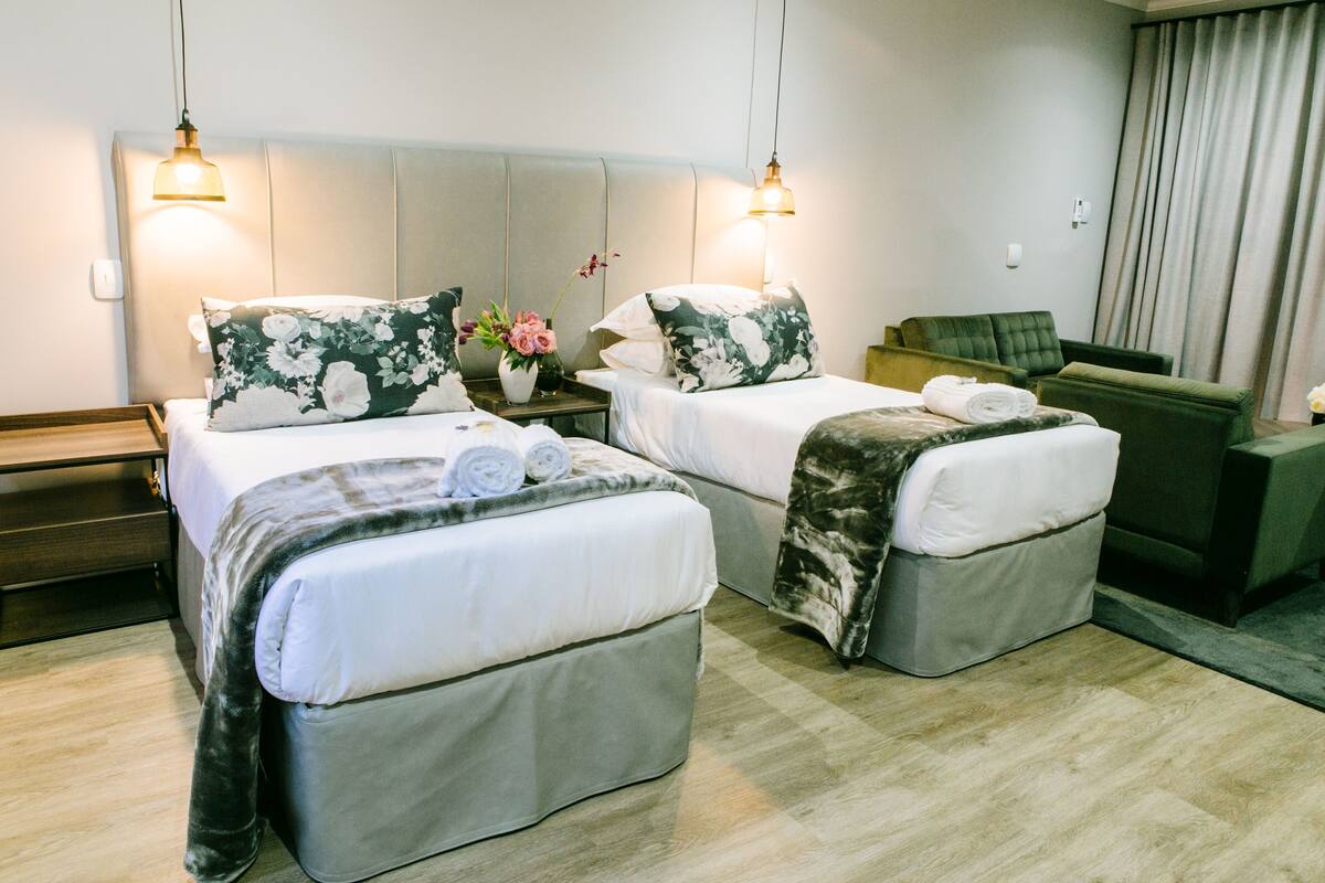 Habitación con 2 camas individuales | Minibar, caja fuerte, escritorio y cortinas opacas
