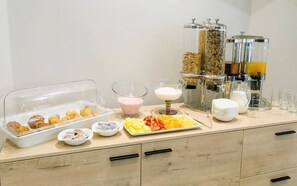 Petit déjeuner complet servi tous les jours en supplément