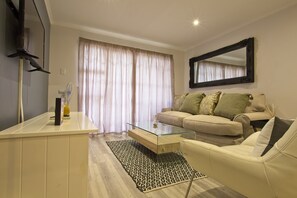 Luxury Apartment (Beachfront) | Living area | Flat-screen TV, DVD player - Modern Seaview Apartment (Gqeberha (Port Elizabeth))