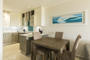 In-room dining - Modern Seaview Apartment (Gqeberha (Port Elizabeth))