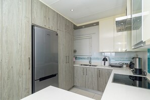 Full-size fridge, microwave, oven, stovetop - Modern Seaview Apartment (Gqeberha (Port Elizabeth))