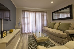 Luxury Apartment, Garden View (Beachfront) | Living area - Modern Seaview Apartment (Gqeberha (Port Elizabeth))