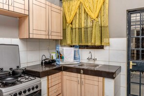 Camera Standard | Utensili da cucina condivisi | Frigorifero con congelatore, microonde, forno, piano cottura