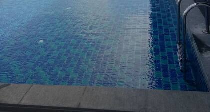 Freut mich, Sie begrüßen zu dürfen! Dies ist die gesamte Wohnung mit 2 Zimmern, 2 Bädern.