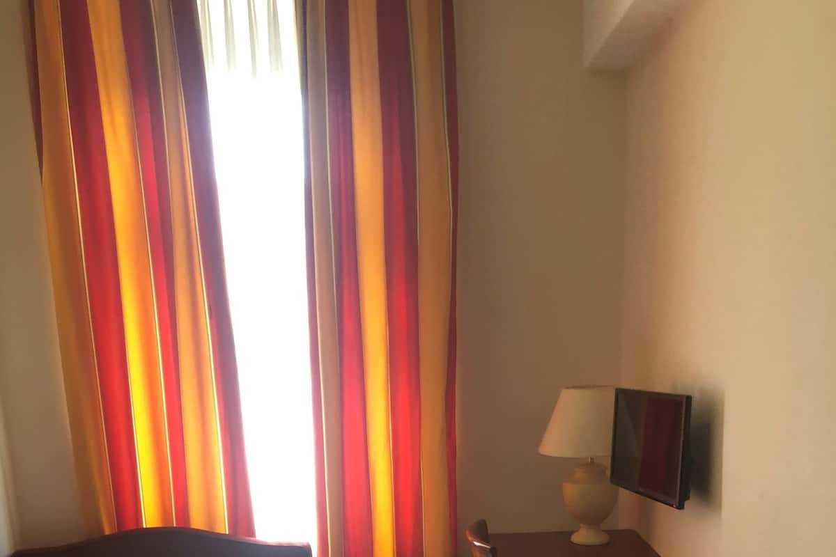 Kamar Single Ekonomi | Minibar, meja kerja, Wi-Fi gratis, dan seprai linen