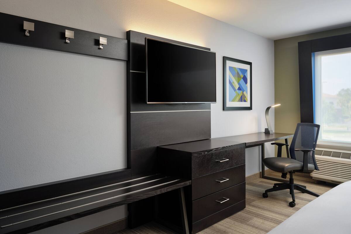 1 habitación, muebles diferentes y escritorio
