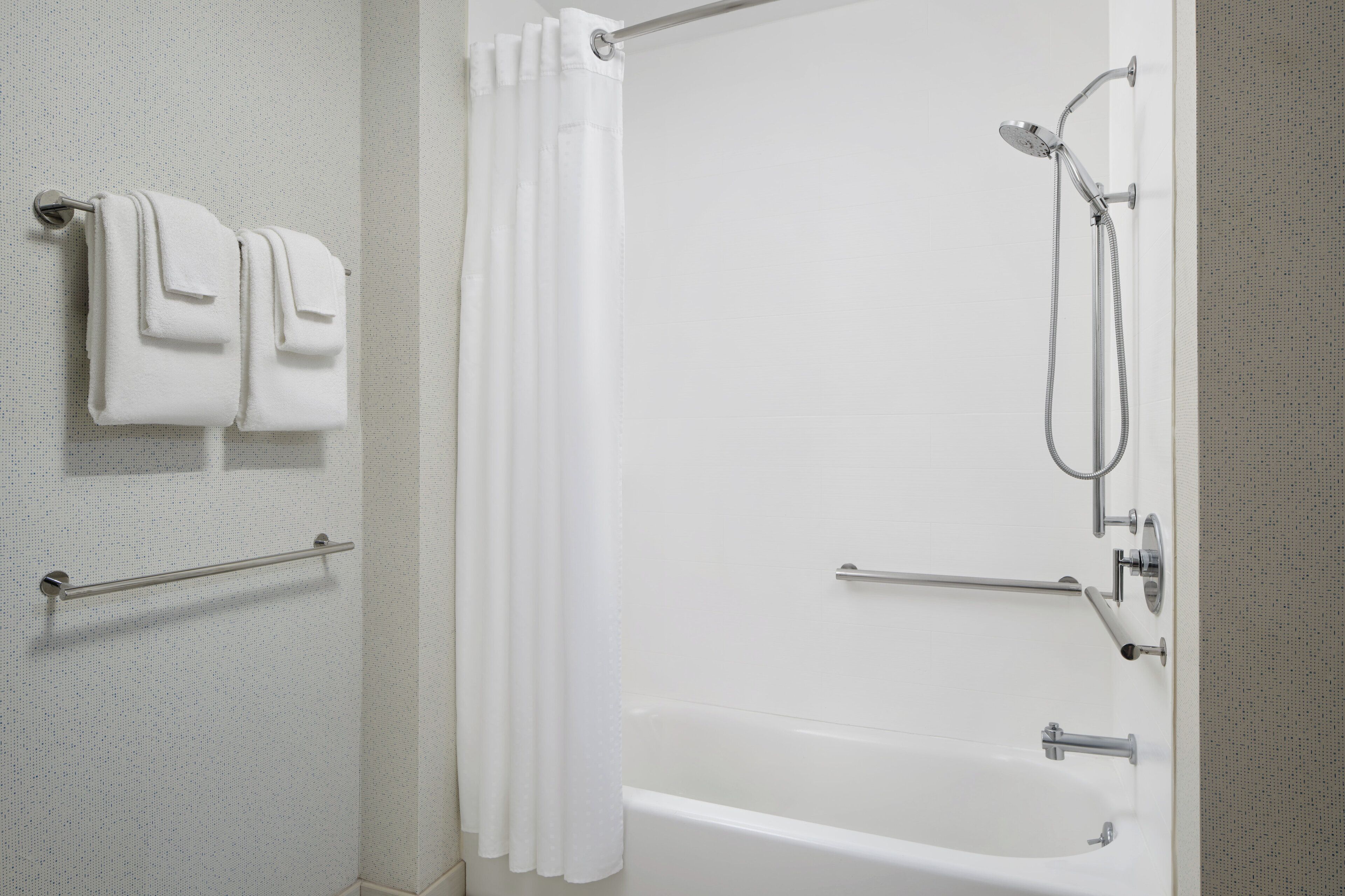 suite, 2 queen beds, accessible bathtub (mobility) | bathroom | towels