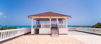 Panoramisch uitzicht dicht bij de luchthaven en stranden