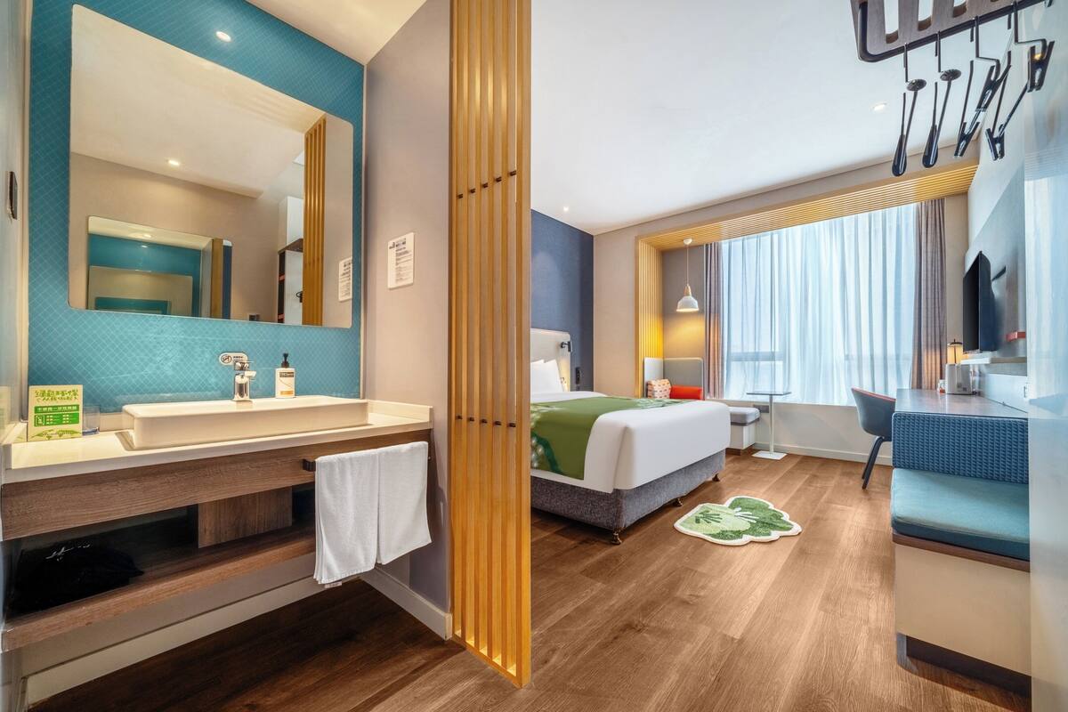 Standard Room, 1 King Bed (Massage Function Bed) | In-room safe, soundproofing, iron/ironing board, free WiFi