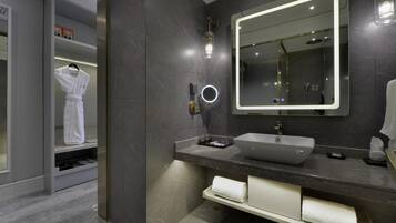 Minibar con artículos gratuitos, caja fuerte, escritorio