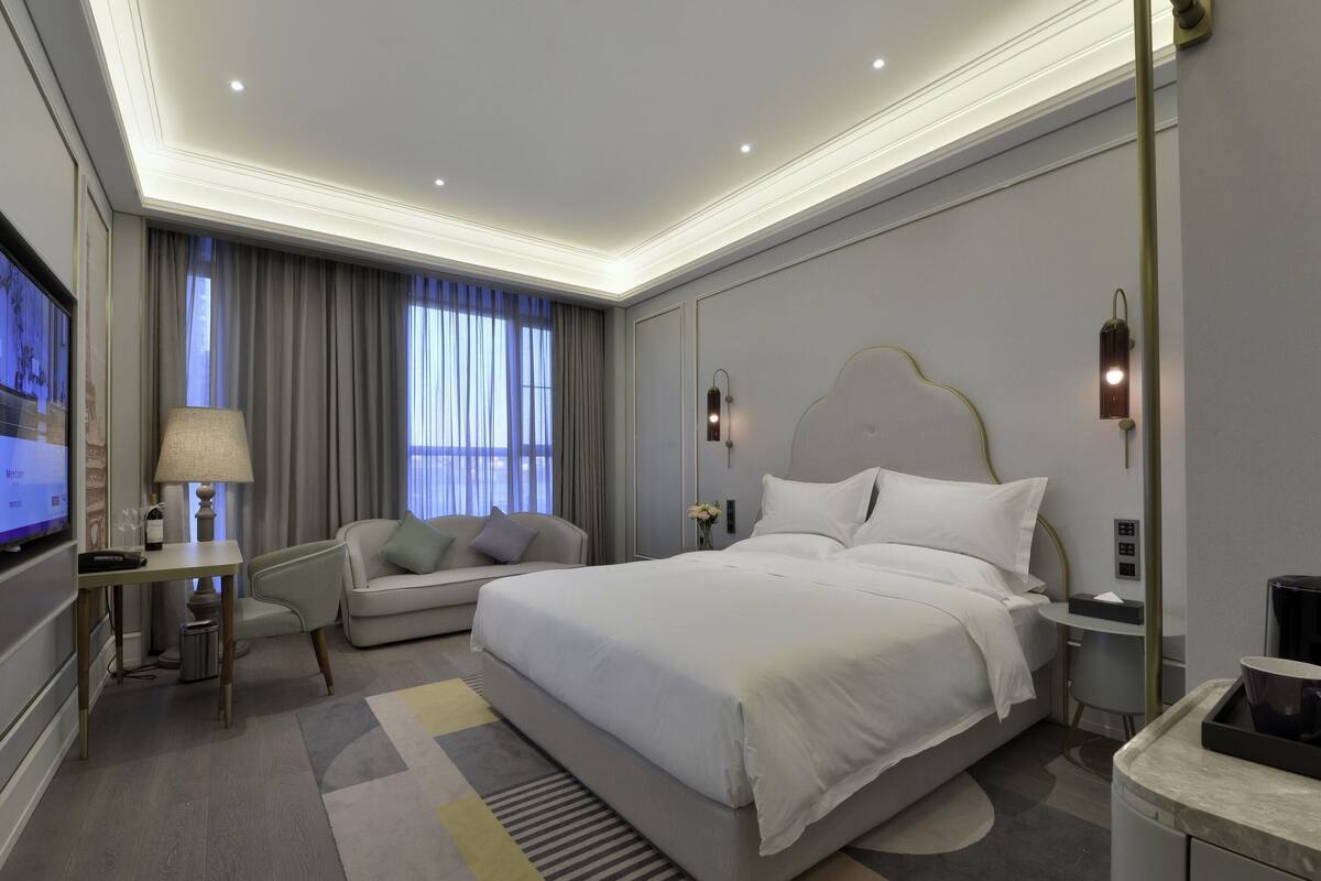 Chambre supérieure, 1 très grand lit | Articles de minibar gratuits, coffre-fort, bureau
