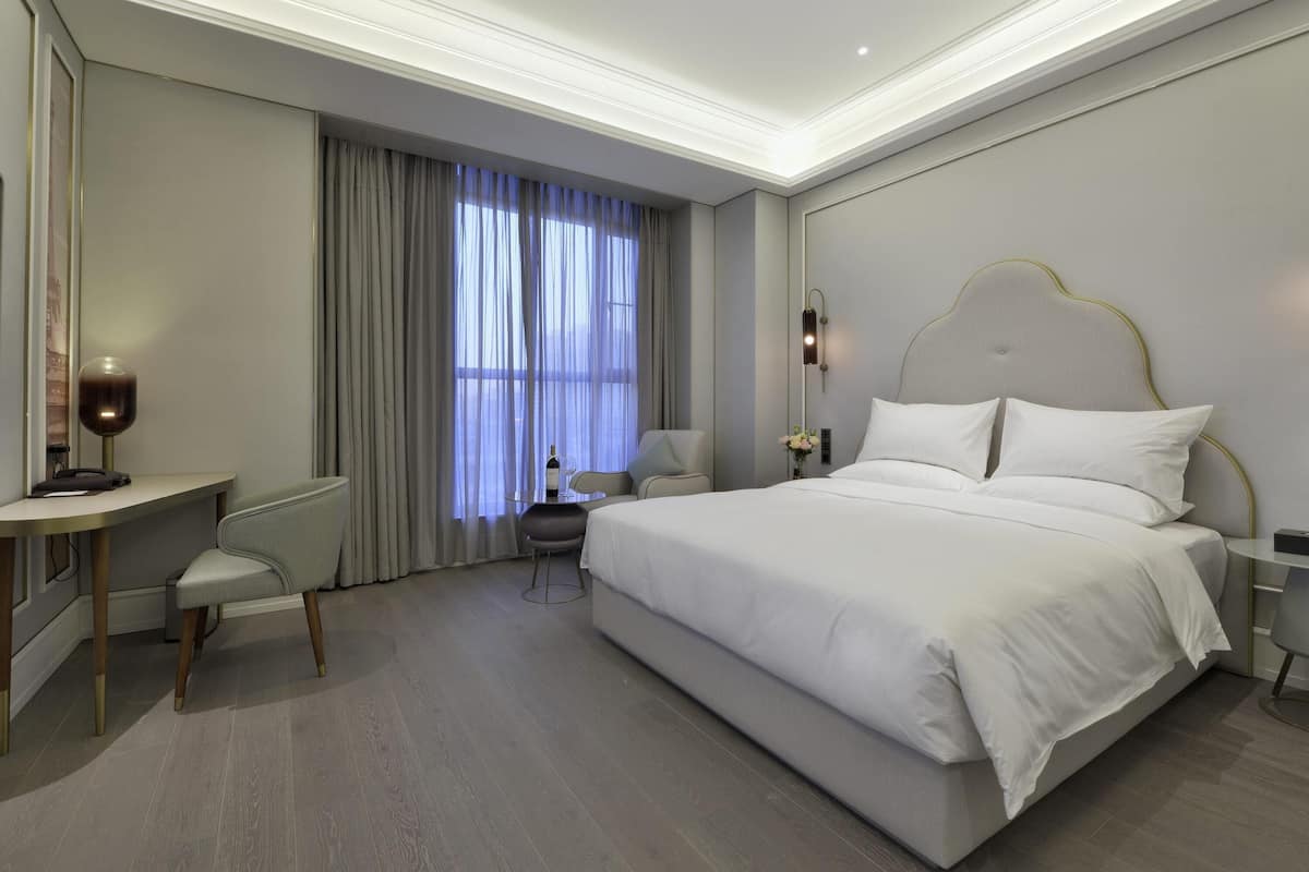 Standard Room, 1 King Bed | Free minibar, in-room safe, desk, blackout drapes