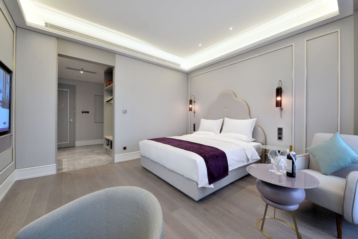 Habitación estándar, 1 cama de matrimonio grande | Minibar con artículos gratuitos, caja fuerte, escritorio