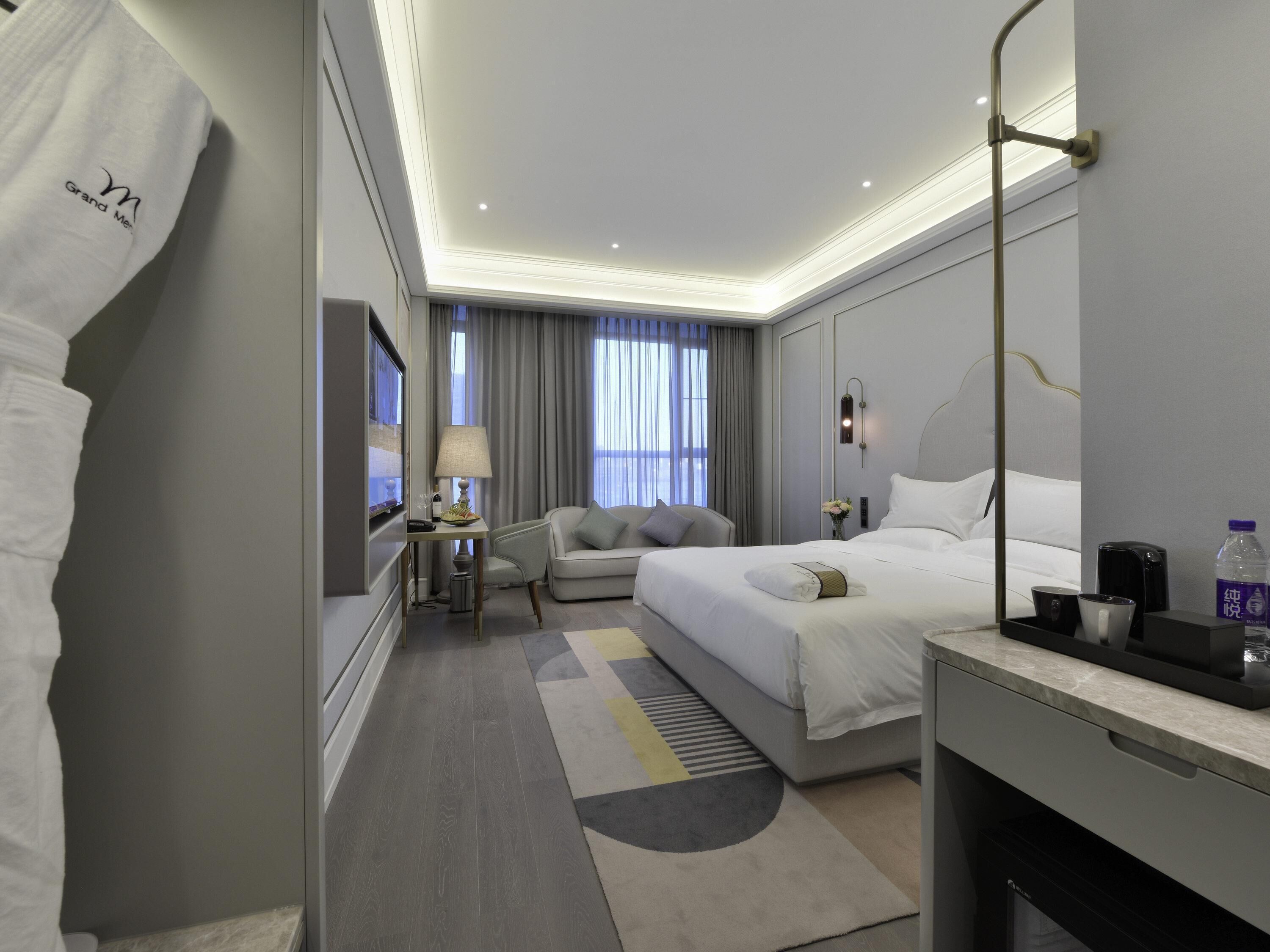 عناصر مجانية داخل الميني بار وخزنة داخل الغرفة ومكتب وستائر تعتيم