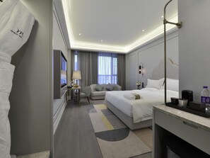 Minibar con artículos gratuitos y caja de seguridad en la habitación