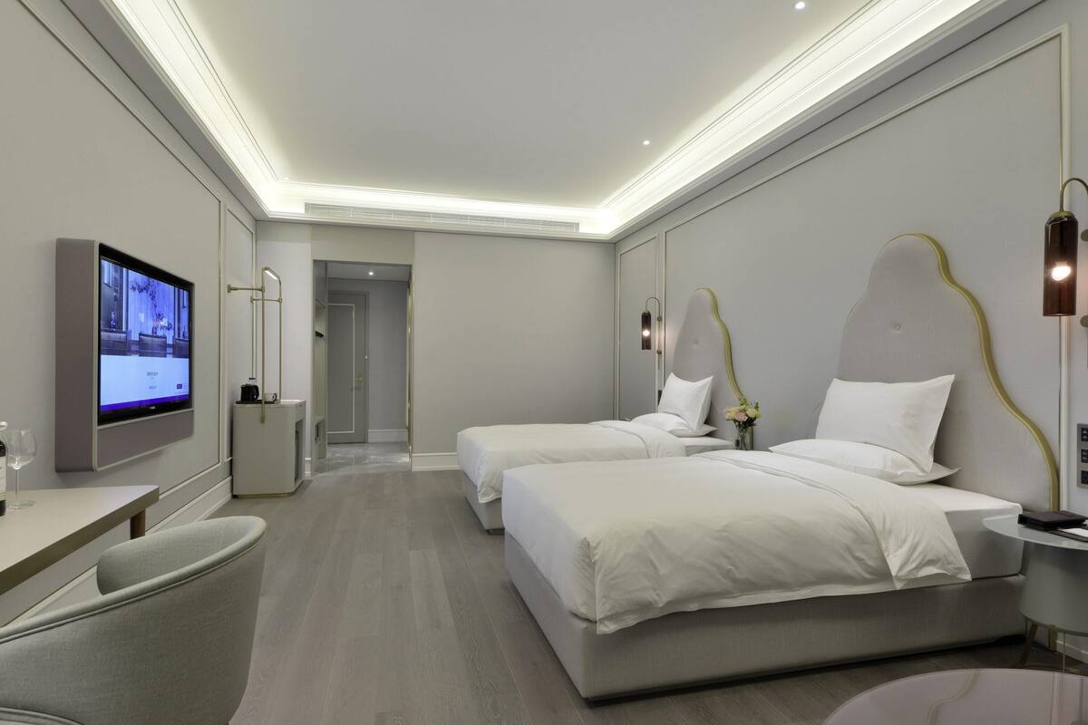 Minibar con artículos gratuitos y caja de seguridad en la habitación