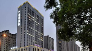 A high-rise hotel with a modern facade, multiple floors, and illuminated signage. - Mercure Taiyuan Jinyang (Taiyuan)