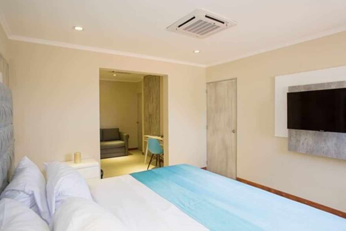 Senior driepersoonskamer, 1 kingsize bed | 1 slaapkamer, luxe beddengoed, een kluis op de kamer, een bureau