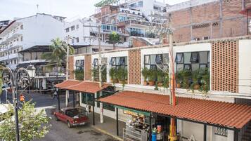 Vista frontal de la propiedad