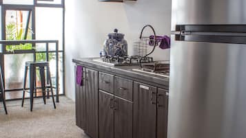 Refrigerador, microondas, lavavajillas y utensilios de cocina