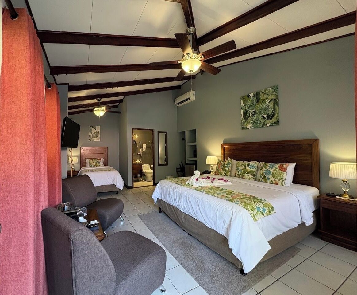 Tremannsrom – premium | Senger med overmadrass, safe på rommet og strykejern/-brett